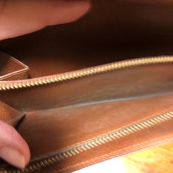 Vintage LV wallet with inner zippered coin pouch. Great condition. - Picture 2 of 8